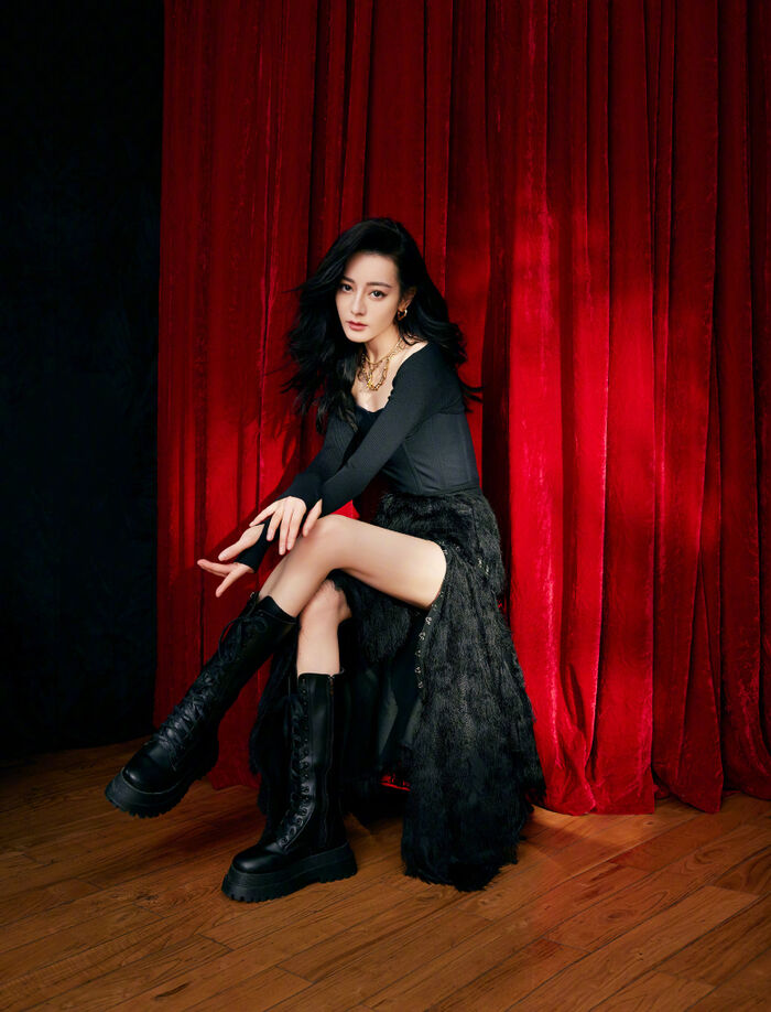 Địch Lệ Nhiệt Ba chân gầy như que tăm, fan chê thiếu sức sống - 2