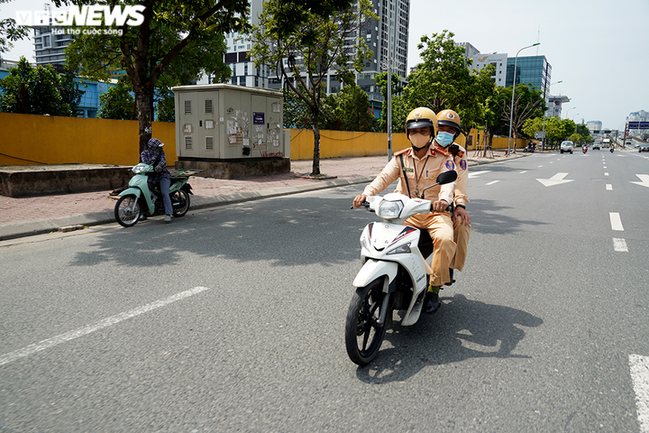 Ảnh: CSGT xử phạt người ra đường không lý do chính đáng khi giãn cách xã hội - 1