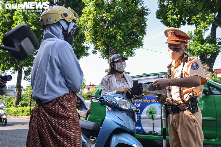 Ảnh: CSGT xử phạt người ra đường không lý do chính đáng khi giãn cách xã hội - 9