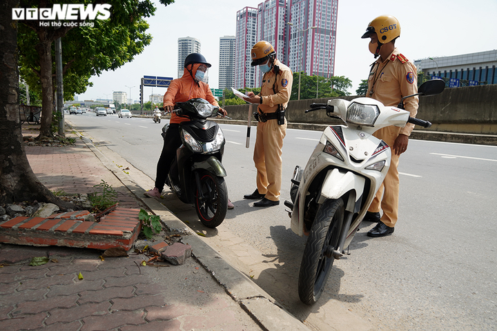 Ảnh: CSGT xử phạt người ra đường không lý do chính đáng khi giãn cách xã hội - 2