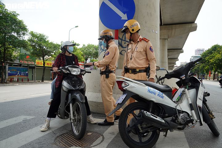Ảnh: CSGT xử phạt người ra đường không lý do chính đáng khi giãn cách xã hội - 3