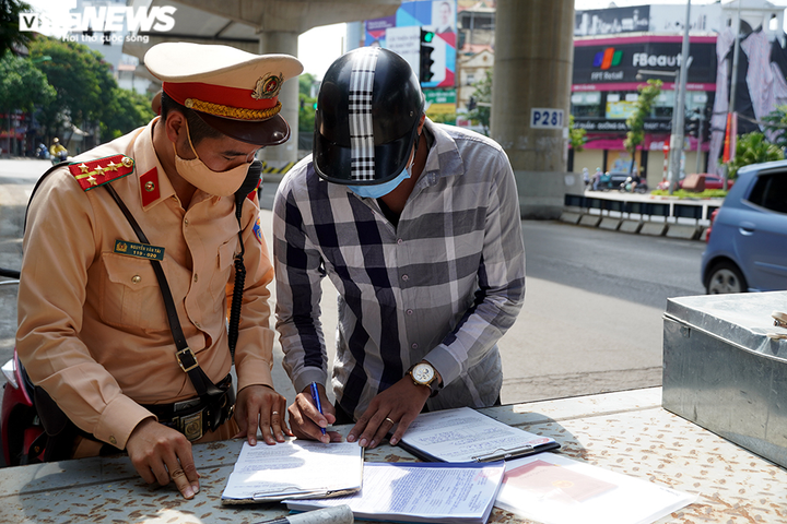 Ảnh: CSGT xử phạt người ra đường không lý do chính đáng khi giãn cách xã hội - 6