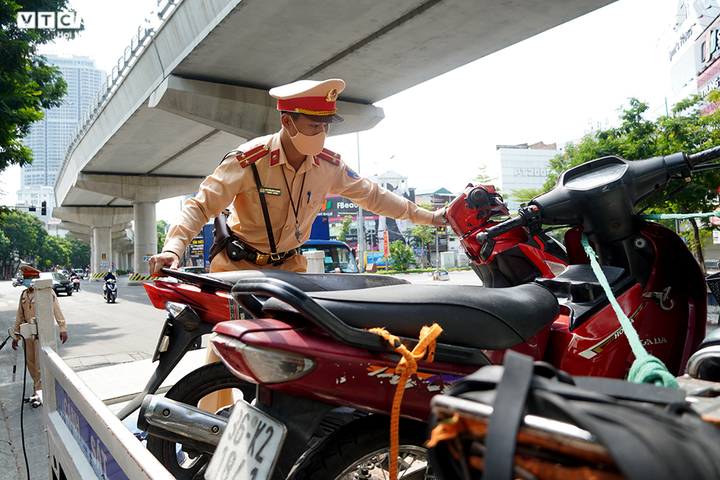 Ảnh: CSGT xử phạt người ra đường không lý do chính đáng khi giãn cách xã hội - 7