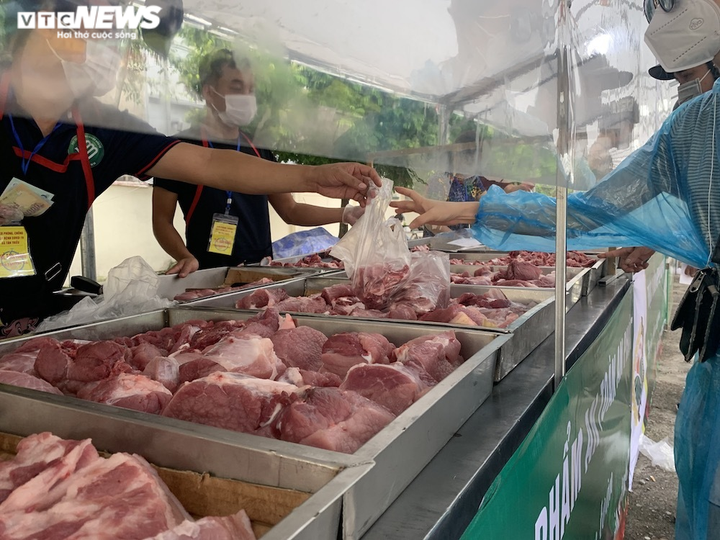 Chợ lưu động giá cả bình ổn, dân Hà Nội thoải mái chọn mua - 5