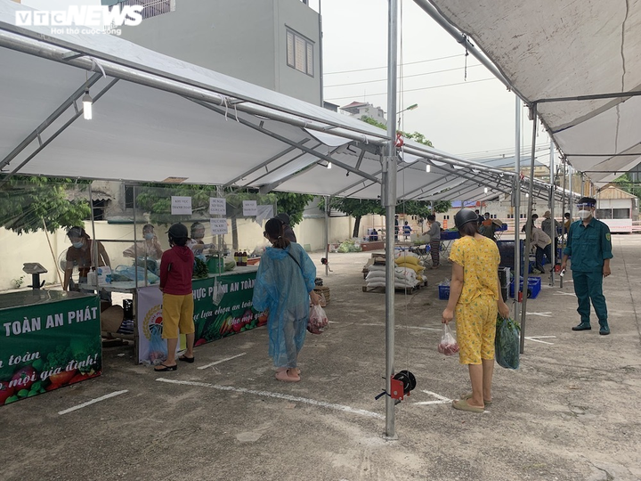 Chợ lưu động giá cả bình ổn, dân Hà Nội thoải mái chọn mua - 1