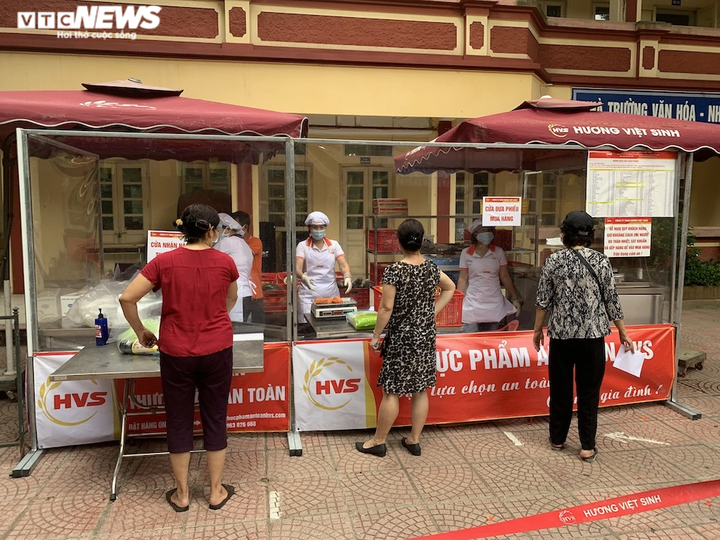 Chợ lưu động giá cả bình ổn, dân Hà Nội thoải mái chọn mua - 12