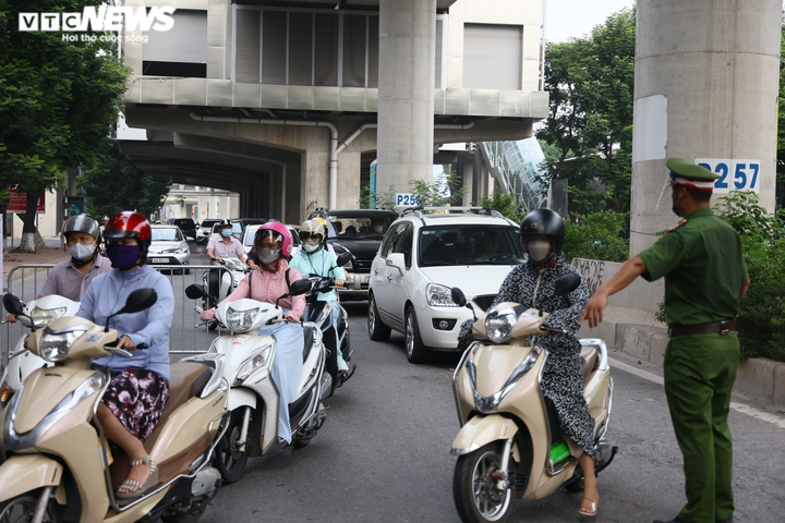 Ảnh: Ngày đầu Hà Nội siết chặt giấy đi đường, xe cộ ùn ứ tại chốt kiểm dịch - 12