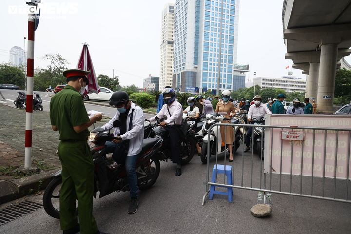 Ảnh: Ngày đầu Hà Nội siết chặt giấy đi đường, xe cộ ùn ứ tại chốt kiểm dịch - 2