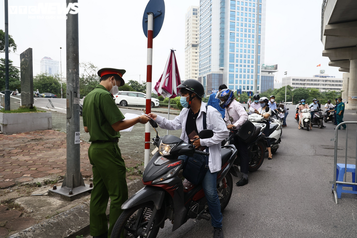 Ảnh: Ngày đầu Hà Nội siết chặt giấy đi đường, xe cộ ùn ứ tại chốt kiểm dịch - 8