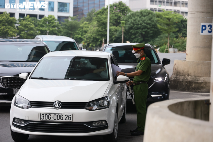 Ảnh: Ngày đầu Hà Nội siết chặt giấy đi đường, xe cộ ùn ứ tại chốt kiểm dịch - 11