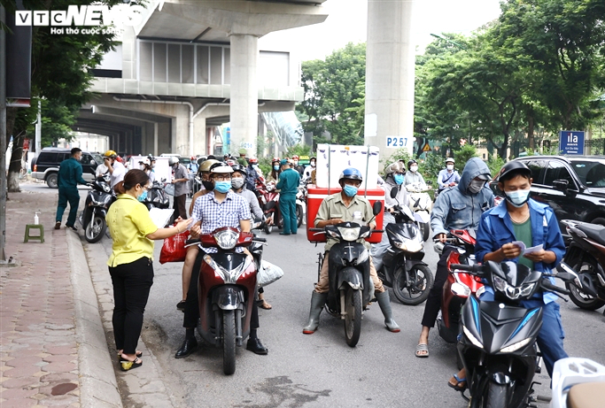 Hà Nội sẽ điều chỉnh việc kiểm tra giấy đi đường cho phù hợp hơn - 1