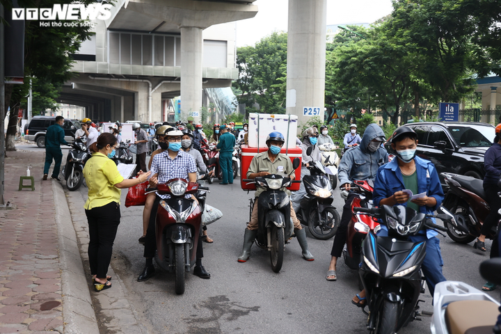 Ảnh: Ngày đầu Hà Nội siết chặt giấy đi đường, xe cộ ùn ứ tại chốt kiểm dịch - 1