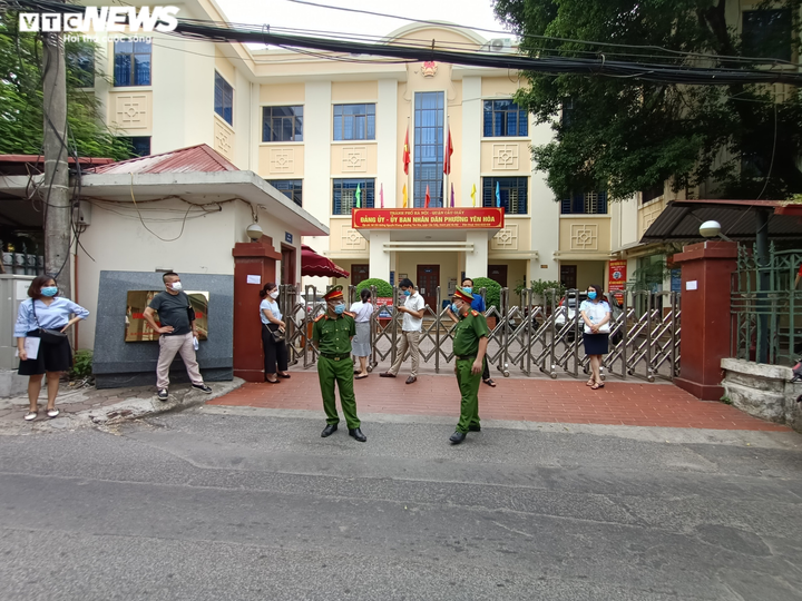 Hà Nội: Nhiều người đến xin xác nhận giấy đi đường, ủy ban phường phải đóng cửa - 3