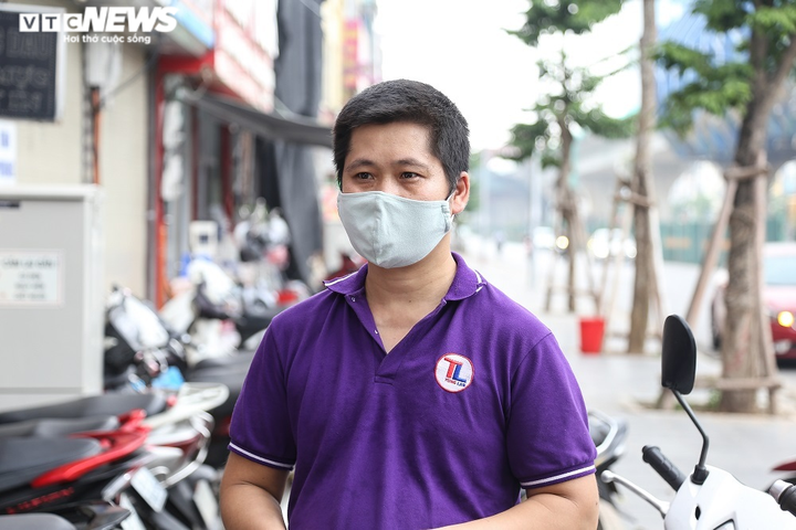 Hà Nội: Nhiều người đến xin xác nhận giấy đi đường, ủy ban phường phải đóng cửa - 7