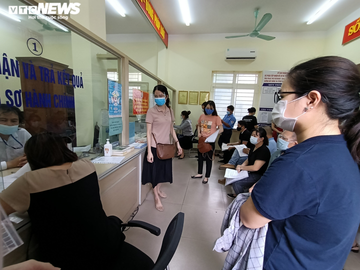 Hà Nội: Nhiều người đến xin xác nhận giấy đi đường, ủy ban phường phải đóng cửa - 11