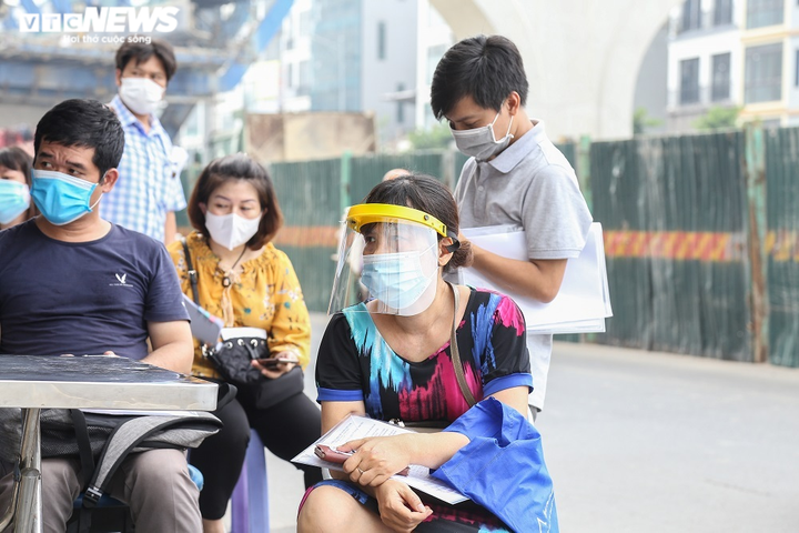 Hà Nội: Nhiều người đến xin xác nhận giấy đi đường, ủy ban phường phải đóng cửa - 9