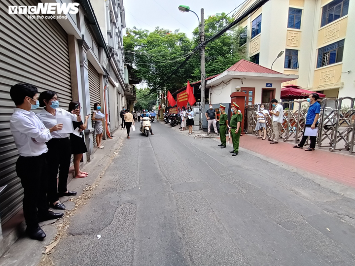 Hà Nội: Nhiều người đến xin xác nhận giấy đi đường, ủy ban phường phải đóng cửa - 5