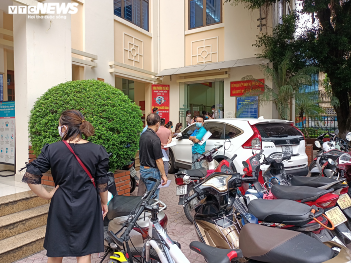 Hà Nội: Nhiều người đến xin xác nhận giấy đi đường, ủy ban phường phải đóng cửa - 8