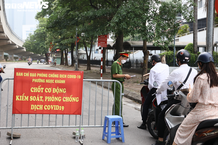 Hà Nội sẽ điều chỉnh việc kiểm tra giấy đi đường cho phù hợp hơn - 2