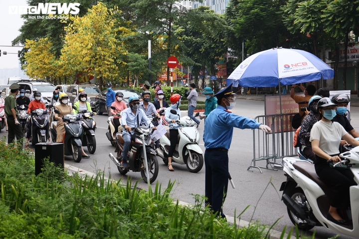 Ảnh: Ngày đầu Hà Nội siết chặt giấy đi đường, xe cộ ùn ứ tại chốt kiểm dịch - 10