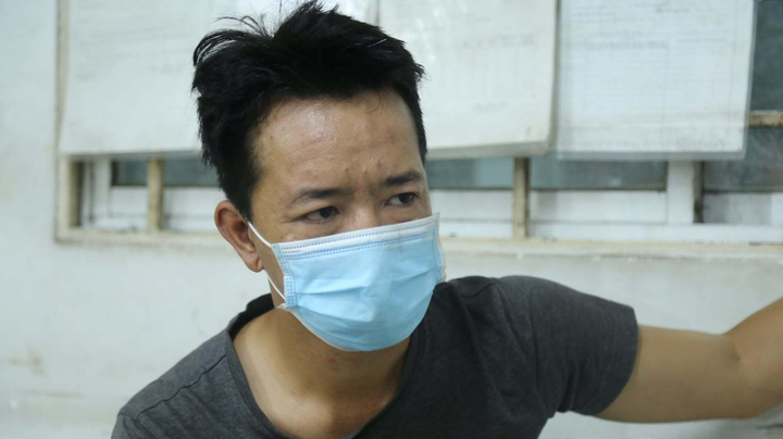 Khởi tố, bắt tạm giam cha dượng đánh đập dã man bé trai ở Bình Dương - 1