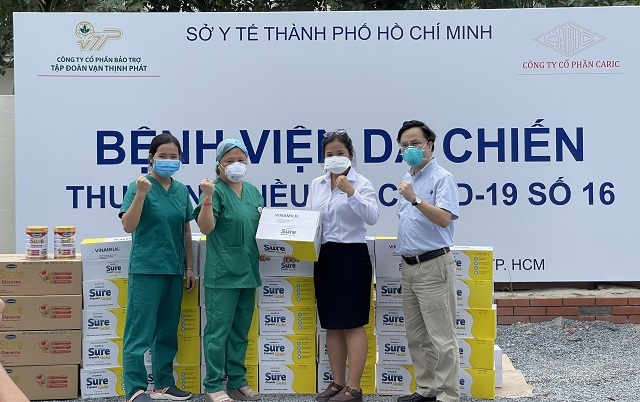 Vinamilk trao tặng 2.000 sữa Sure Prevent Gold cho bệnh nhân COVID-19 nặng - 1