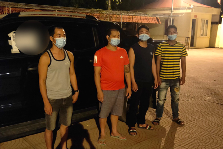 Tài xế lợi dụng xe 'luồng xanh', chở 4 người không có giấy xét nghiệm vào Hà Nội - 1