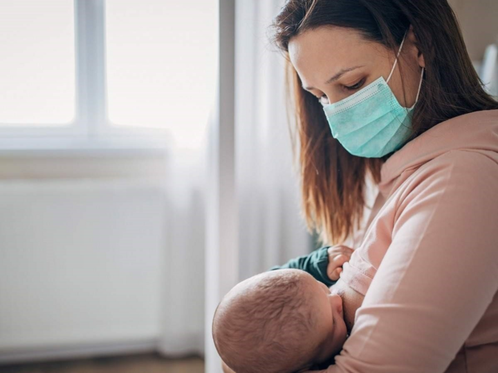 Mẹ mắc COVID-19 có nên cho con bú? - 1
