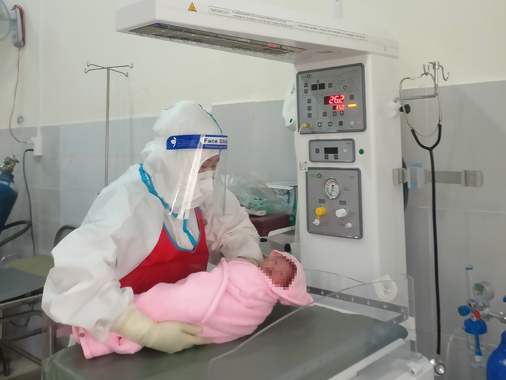 Bé trai chào đời an toàn trong Bệnh viện điều trị COVID-19 - 1