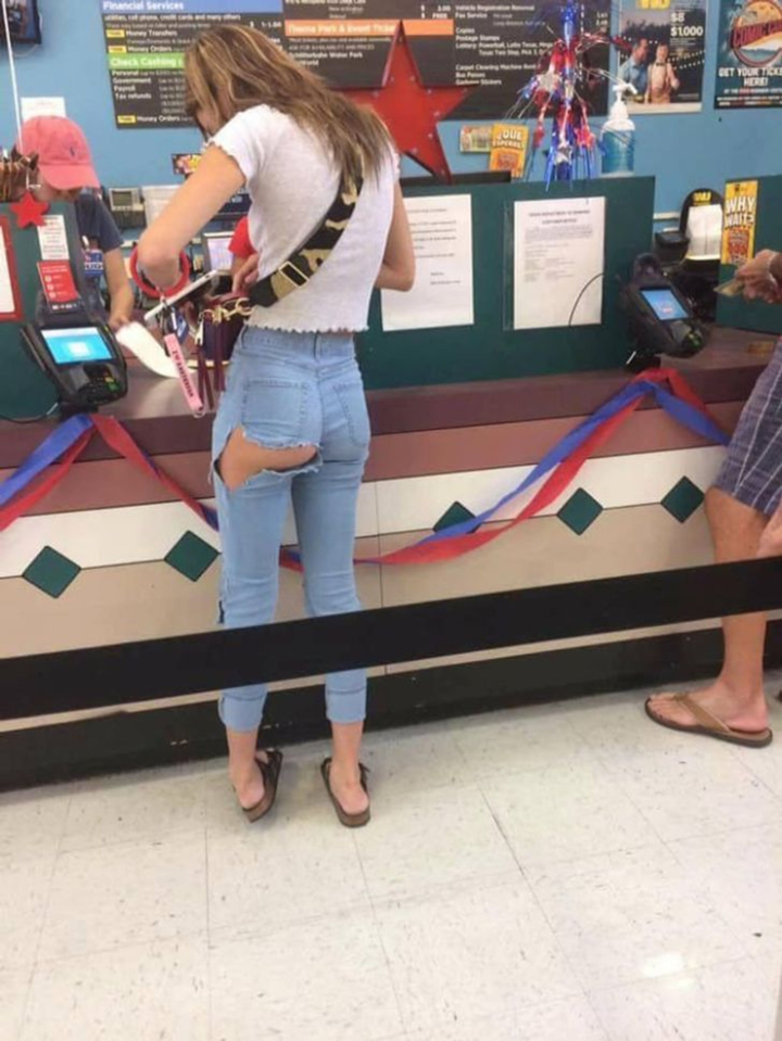 Giật mình với kiểu mặc quần áo lạ đời khiến nhiều người đỏ mặt - 7