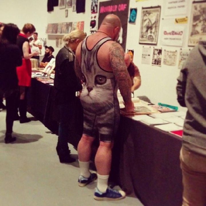 Giật mình với kiểu mặc quần áo lạ đời khiến nhiều người đỏ mặt - 2