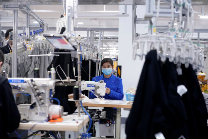 Trung Quốc thắt chặt chống COVID-19, kinh tế toàn cầu lao đao - 1