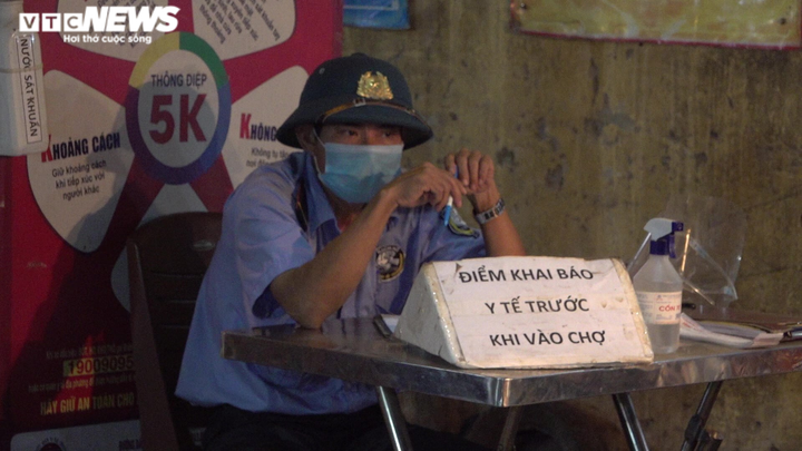 Tiểu thương chợ đầu mối lớn nhất Huế nhọc nhằn mưu sinh giữa đại dịch - 4