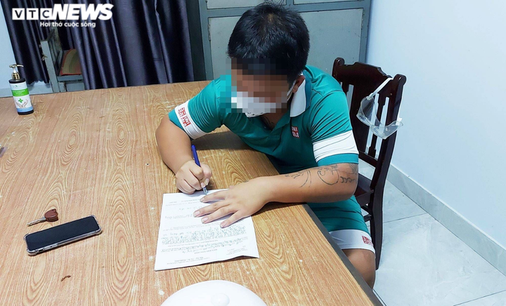 Nửa đêm đi mua mồi nhậu bị phát hiện, thanh niên lao vào căn biệt thự để trốn - 1