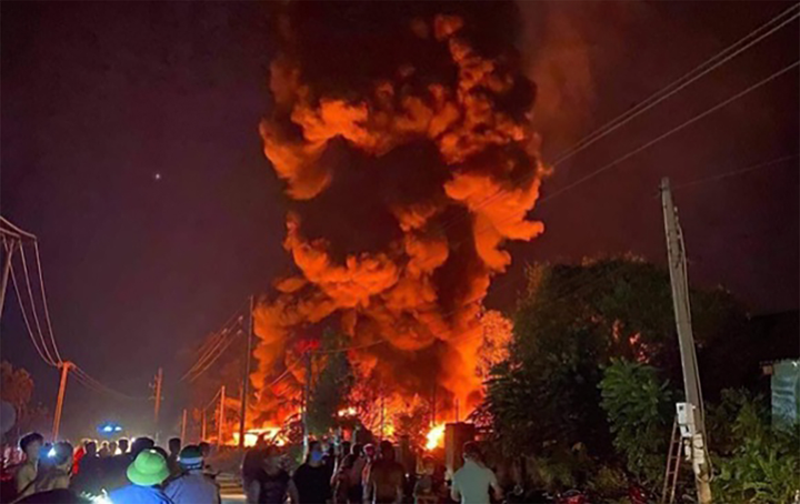 Khu xưởng tại cụm công nghiệp ở Bình Định cháy ngùn ngụt - 1