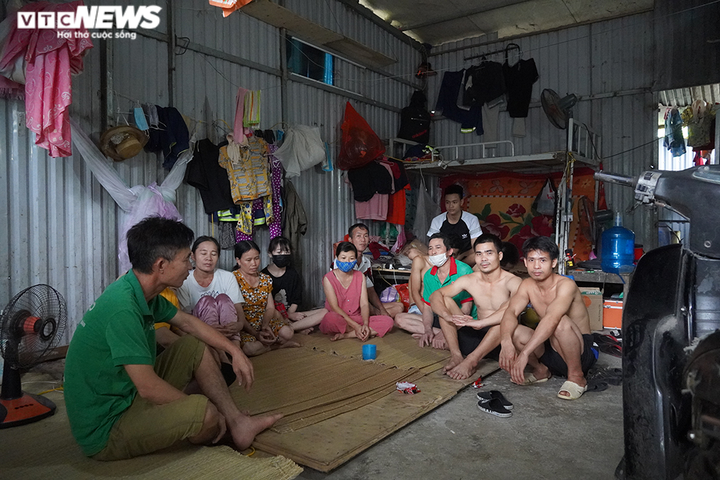 Kẹt lại Hà Nội, lao động nghèo nấu mì tôm chan cơm sống qua mùa dịch - 1