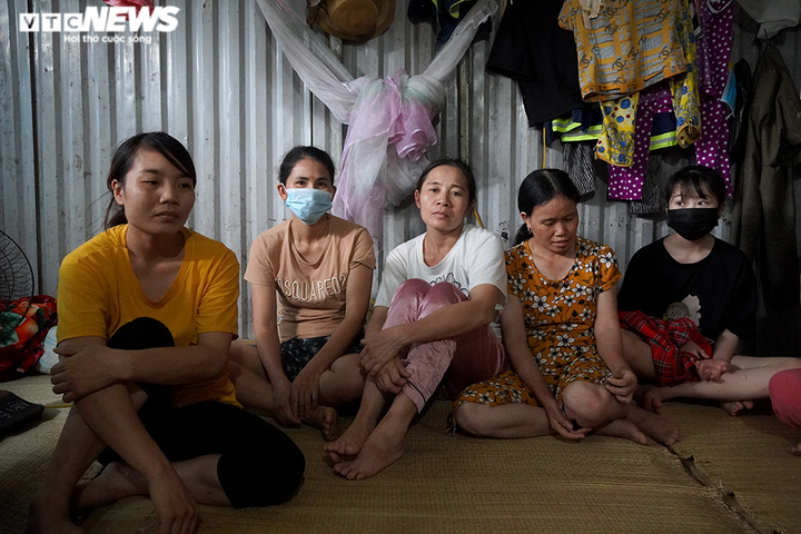 Kẹt lại Hà Nội, lao động nghèo nấu mì tôm chan cơm sống qua mùa dịch - 3