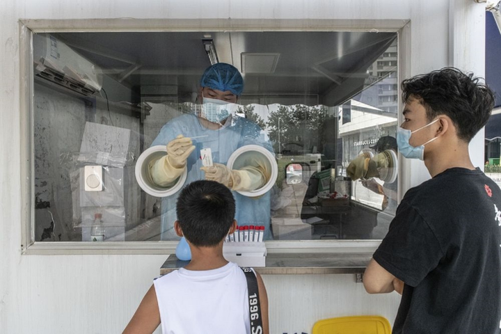 Trung Quốc thắt chặt chống COVID-19, kinh tế toàn cầu lao đao - 4