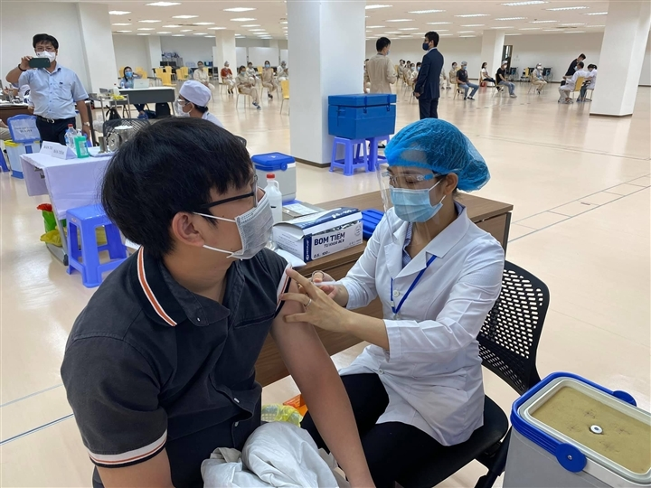 Tiêm hết vaccine COVID-19, Bình Dương khẩn xin thêm 1 triệu liều - 1
