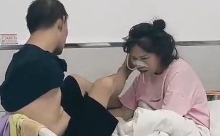 Cảnh chồng khuyết tật chăm vợ ở bệnh viện khiến dân mạng rơi nước mắt - 2