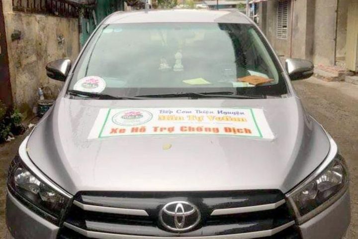 Lái ô tô gắn mác hỗ trợ chống dịch để đưa người về quê, thu 5 triệu đồng/người - 2