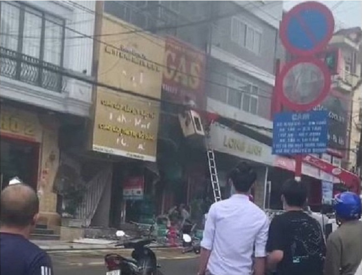 Khen thưởng nhóm công tác Điện lực Sa Pa cứu hai cháu bé khỏi đám cháy - 1