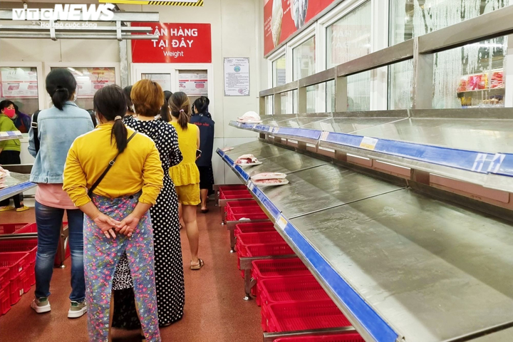 Đà Nẵng có thể phong tỏa 7 ngày, các siêu thị lại kín người mua hàng dự trữ - 8