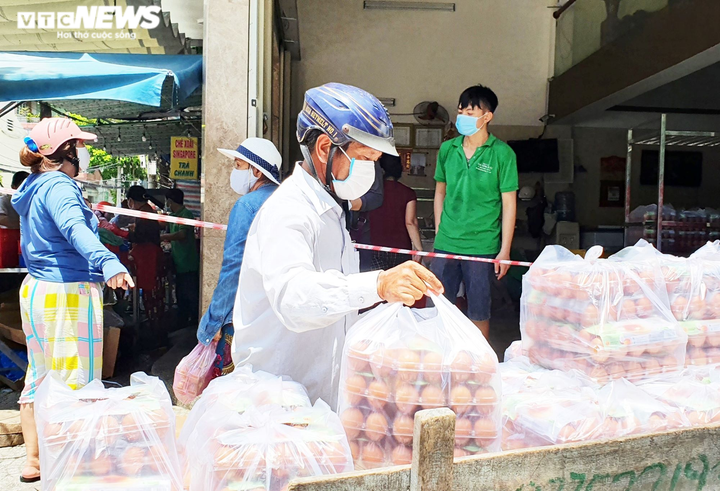 Đà Nẵng có thể phong tỏa 7 ngày, các siêu thị lại kín người mua hàng dự trữ - 10