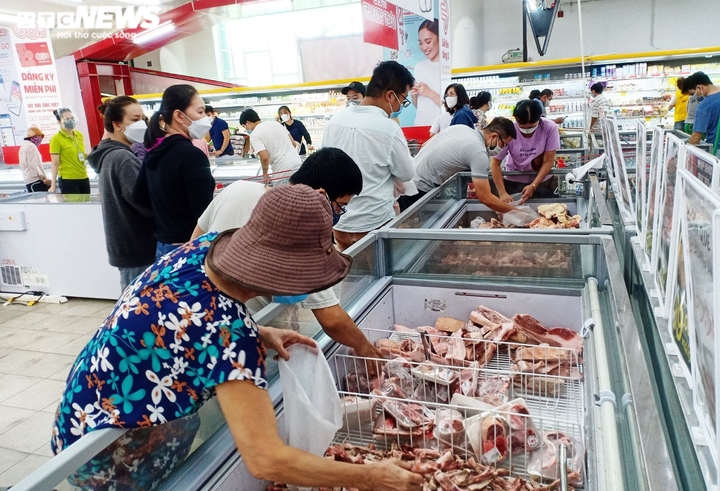 Đà Nẵng có thể phong tỏa 7 ngày, các siêu thị lại kín người mua hàng dự trữ - 5