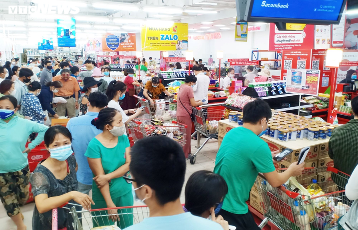 Đà Nẵng có thể phong tỏa 7 ngày, các siêu thị lại kín người mua hàng dự trữ - 3