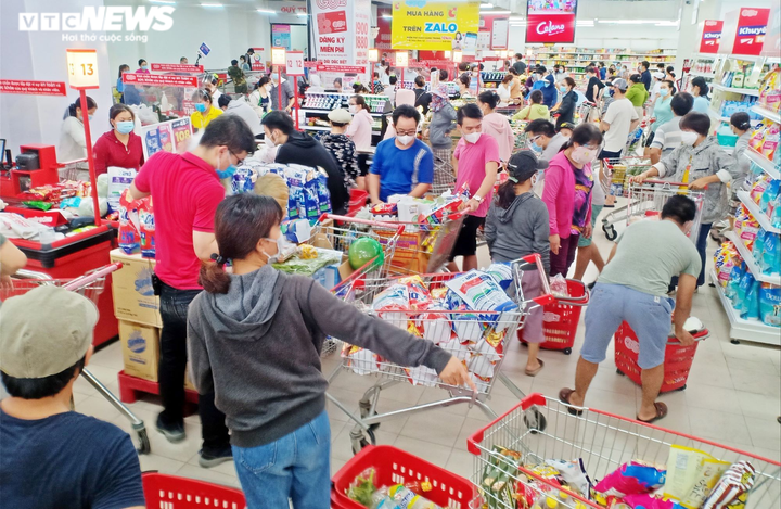 Đà Nẵng có thể phong tỏa 7 ngày, các siêu thị lại kín người mua hàng dự trữ - 4