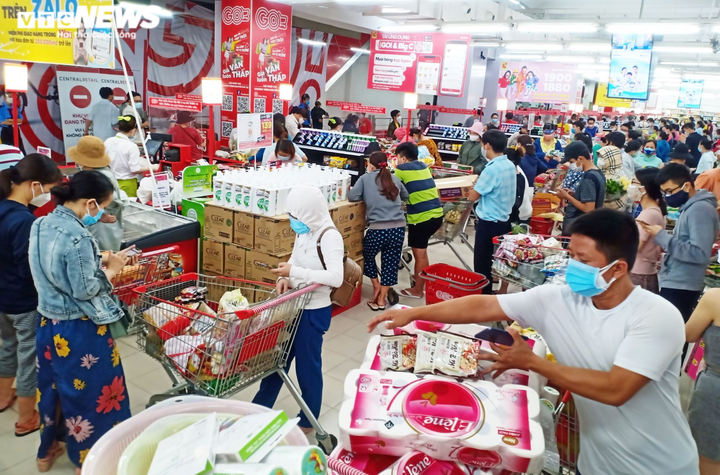 Đà Nẵng có thể phong tỏa 7 ngày, các siêu thị lại kín người mua hàng dự trữ - 6