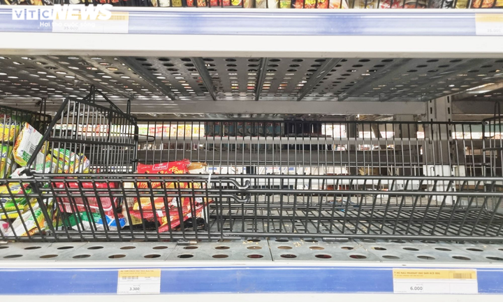 Đà Nẵng có thể phong tỏa 7 ngày, các siêu thị lại kín người mua hàng dự trữ - 7