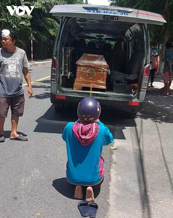 Bình Dương: Lao động nghèo khổ sở 'xoay' tiền mai táng người nhà mất vì COVID-19 - 1